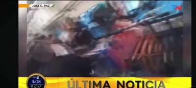 JOSE C PAZ 
NO LO ENTENDERIAS
SE ESCAPÓ DE UN POLICIA
SALTANDO DEL 🚄