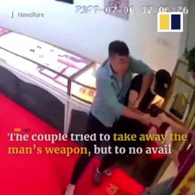 Robbing a jewelry store with a knife in Southern China