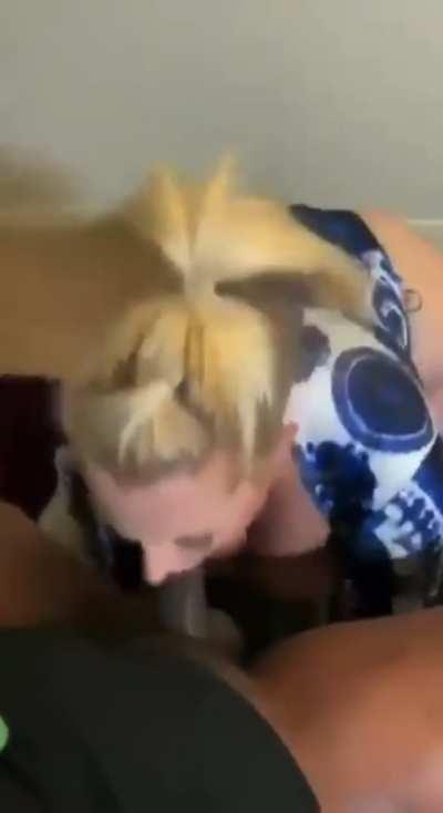 Mom of two hasn't forgotten how to throat big cocks ðð