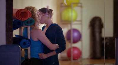 Aubrey Plaza and Natasha Lyonne kissing