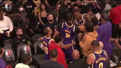 [Highlight] Anthony Davis and Dwight Howard get into an altercation on the sidelines