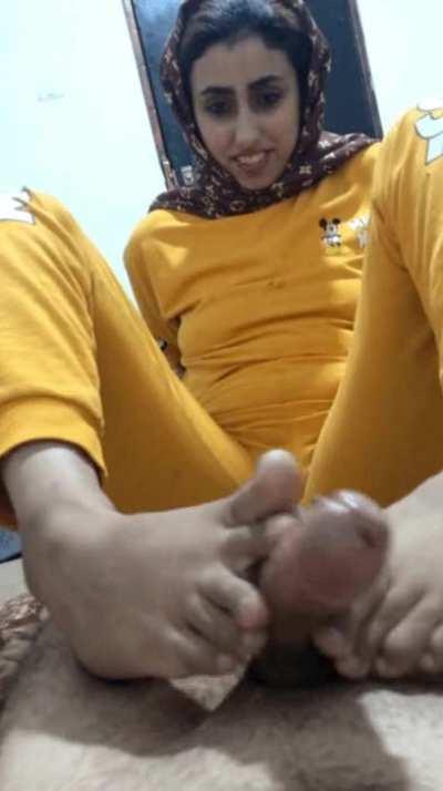 Giving footjob the Arabic way while my hijab 🧕 is on ❤️