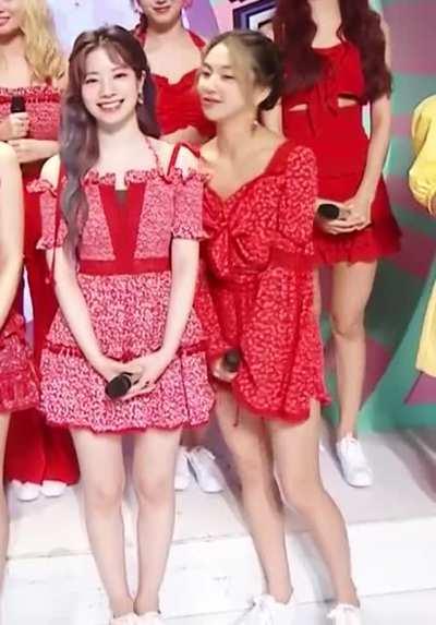 200613 - Chaeyoung wants to snack on Dahyun