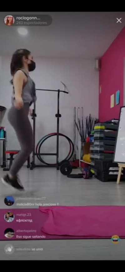 8 minutos de su enorme culo entrenando