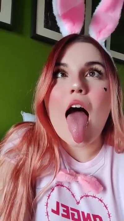 I'm so hungry, can you feed me your yummy cum? 👅