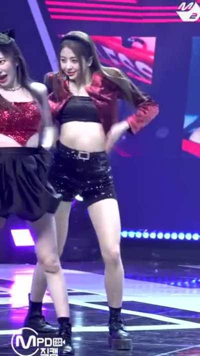 LE SSERAFIM - HUH YUNJIN