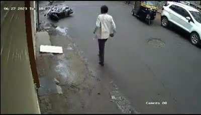 A guy attacked a girl over a one-sided love and tried to kill her. Pune people collectively stayed strong, caught the guy & saved the girl. ððª