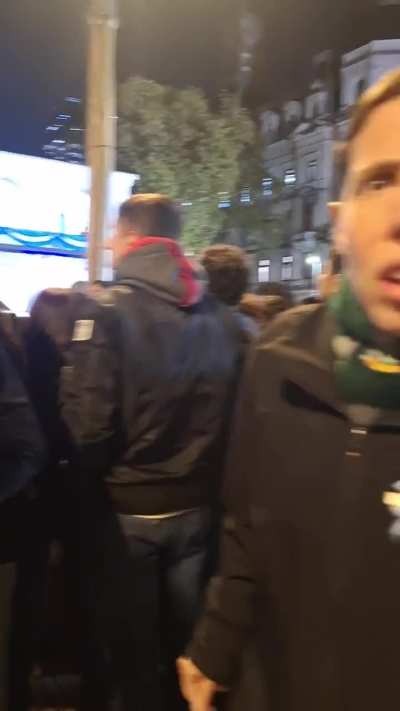 Chica pregunta durante el cambio de guardia de los Granaderos si los van a reprimir