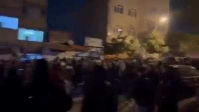 Mahabad, people chanting 