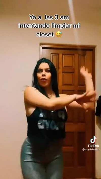 Casi se le salen, es toda una puta🤤🔥