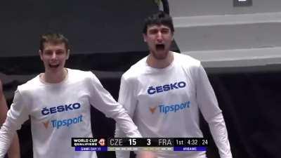 [Highlight] Ondrej Balvin dunks on Victor Wembanyama