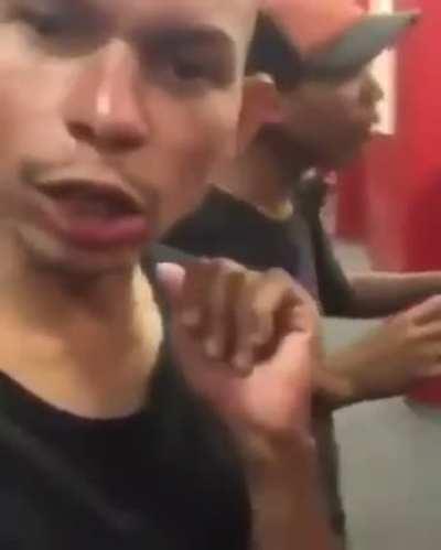 aristóteles, platão e sócrates discutindo a velocidade