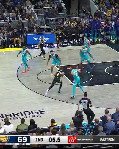 [Highlight] Tyrese Haliburton tosses the lob up to Obi Toppin before the half ends