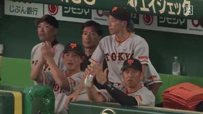 [Highlight] (NPB Defense) The best defensive SS in Japan, Kadowaki, with a catch running backwards with the ball going over his head