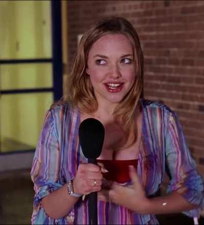 Amanda Seyfried fondled her boobs