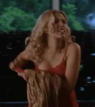 Scarlett Johansson jiggles 💦