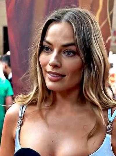 Margot Robbie’s pretty face is perfect for facials