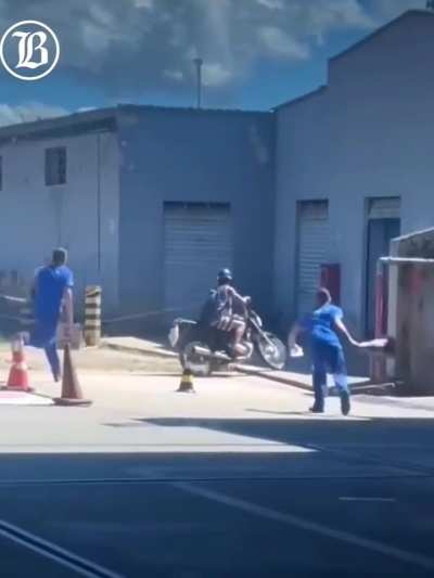 Homem abastece moto e foge sem pagar