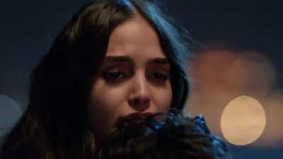 Melissa Barrera scene in Series Vida S02E08 (2019)