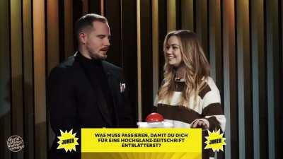 Nackt werdet ihr Julia wohl nicht im Magazin sehen aber dafür könnt ihr zusammen mit ihr in die Wanne steigen - YouTube: World Wide Wohnzimmer “DAS beantwortest du NIE”