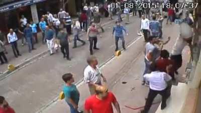 Türkiye/Aksarayda bir marketten su almak isterken bütün suları döken İrlandalı boksör esnafla kavga ediyor