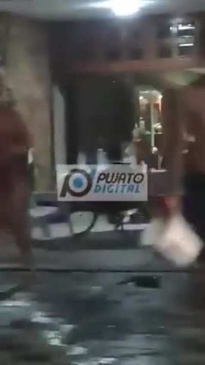 Scaloni festejando año nuevo, sentado en la vereda en su Pujato natal.