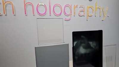 В Германии придумали технологию Zeiss , которая превращает любые стёкла в камеры. Кажется, что поверхность абсолютно прозрачна, но в этот момент она транслирует все ваши действия.