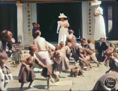 Wife and daughter of Governor-General Paul Doumer throwing small coins in front of Annamite children in French Indochina (current Vietnam), between April 1899 and March 1900, filmed by Gabriel Veyre