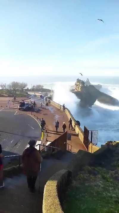 Giant waves catch spectators by surprise