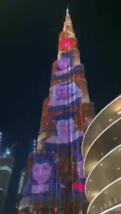 These are images of Burj Khalifa, the imposing skyscraper of Dubai, which was lit up today with the faces of the recently graduated university students, who were unable to attend their ceremony due to the COVID-19 pandemic.
