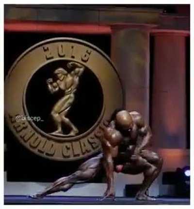 The way this dude flexing his muscles. He's a beast!