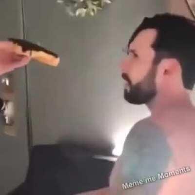 Оператор покормил порно актёра во время съемок