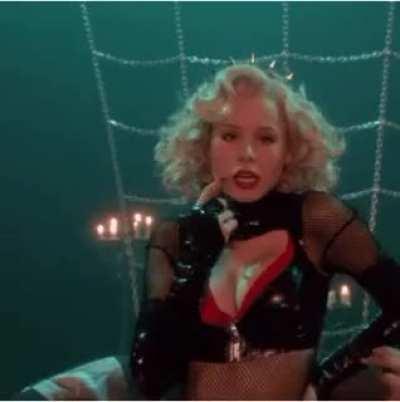 Kristen looking pretty hot!