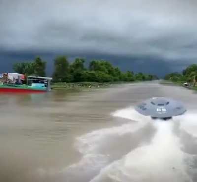 Vietnamese youtuber testing his ufo boat 