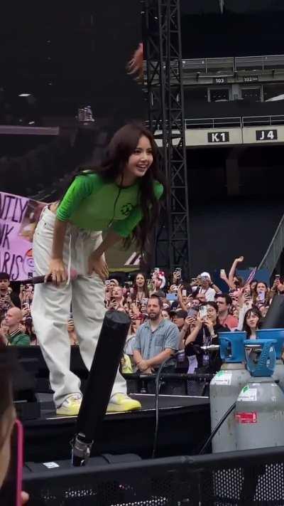 Cheerful Lisa on stage 💚 Attentive to fans