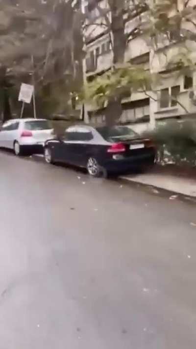 Пропао камион кроз реновирану улицу дугу 600 метара у Београду у коју је уложено 85 милиона динара. (€726,495.)