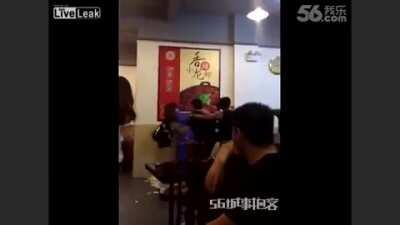 Man finding off 5 women from bullying a girl