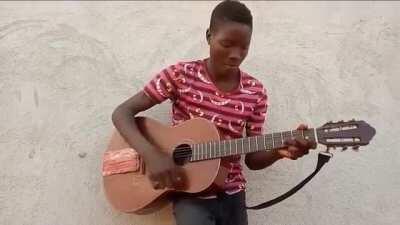 O hosmem com a guiteirra