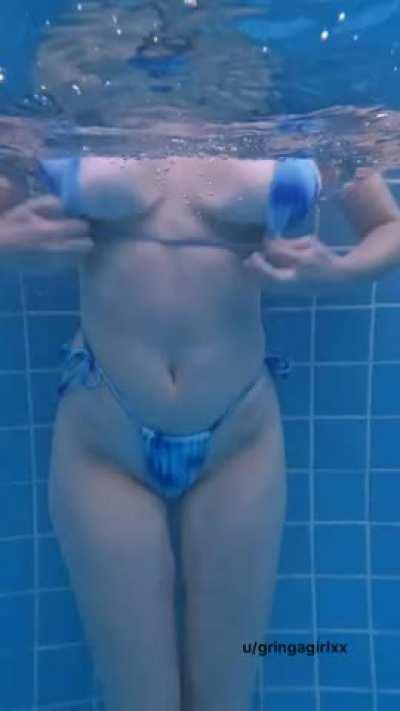 Underwater titty bounce🤭