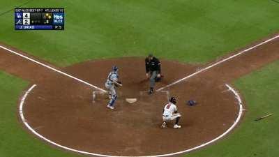 [Highlight] Ozzie Albies drives in Rosario on a risky send by Ron Washington to bring the Braves within one run!