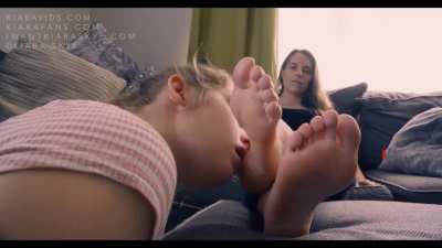 Kiara Skye gets her feet taken care of