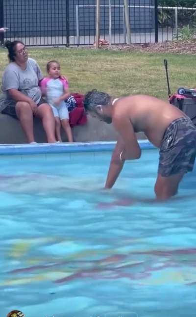 Melbourne man bathes and washes his ass in public swimming pool