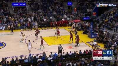 [Highlight] Heat temporarily forget to keep a body on Curry even after a shot goes up