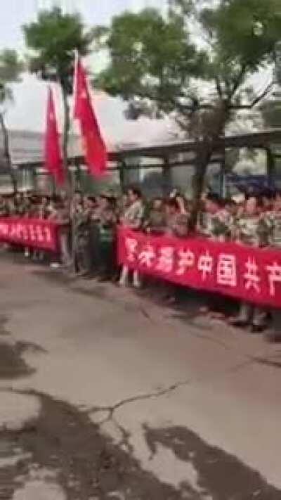 被利用完后让铁拳砸死，还高呼 “共产党万岁，洗净瓶万岁！”