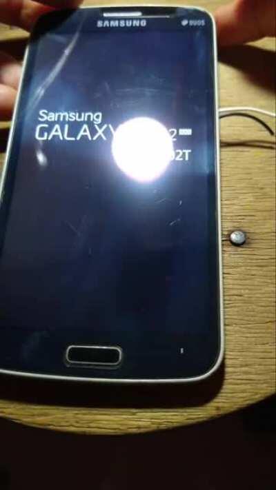 minha tia quebrou o botão do celular dela... dei um jeito