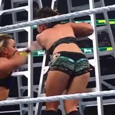 Zoey Stark slapping Lyra Valkyria’s 🍑