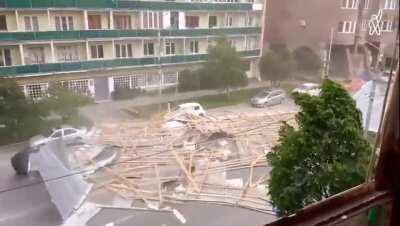 A strong wind took the roof off of a building
