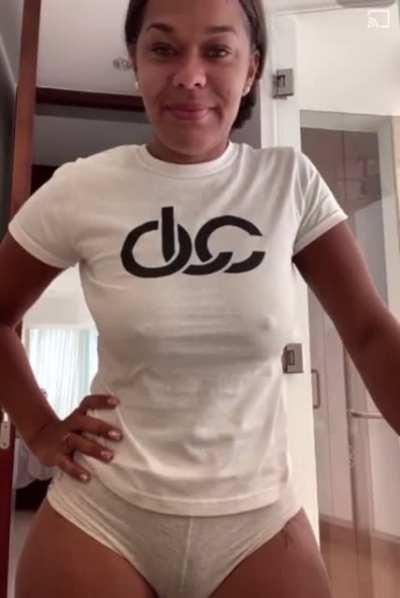 How girls read the comments on their live😂