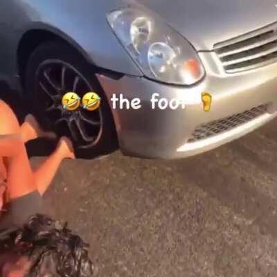 crip girl gets her foot ran over while fighting 😂