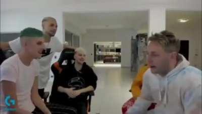 Momo con amnesia, no se le entiendia nada